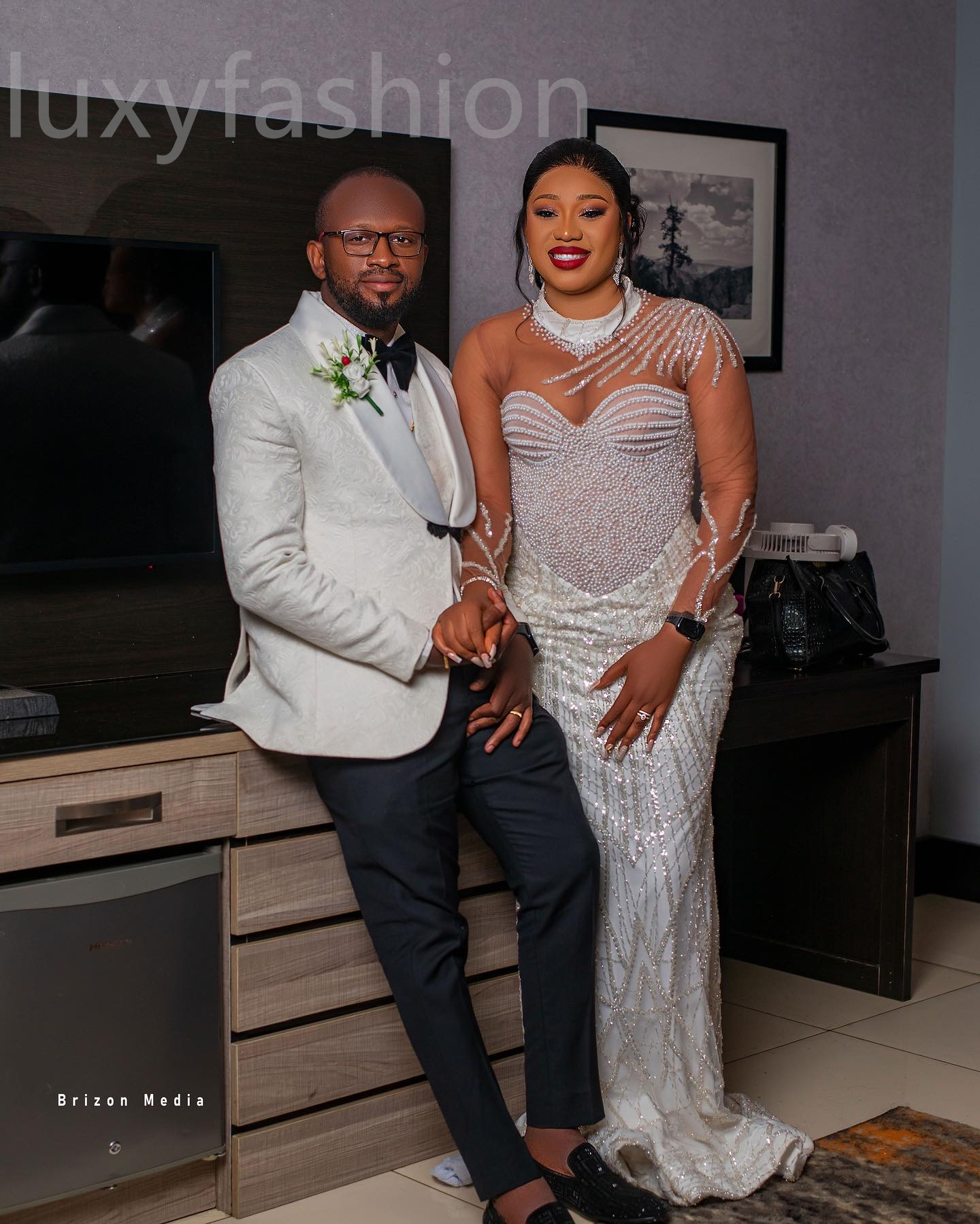 Aso Ebi 2024 Ivory Mermaid Wedding Dresses Pearls Sequined Lace Sheer Neck Sexy Bridal Gowns Dress LF056