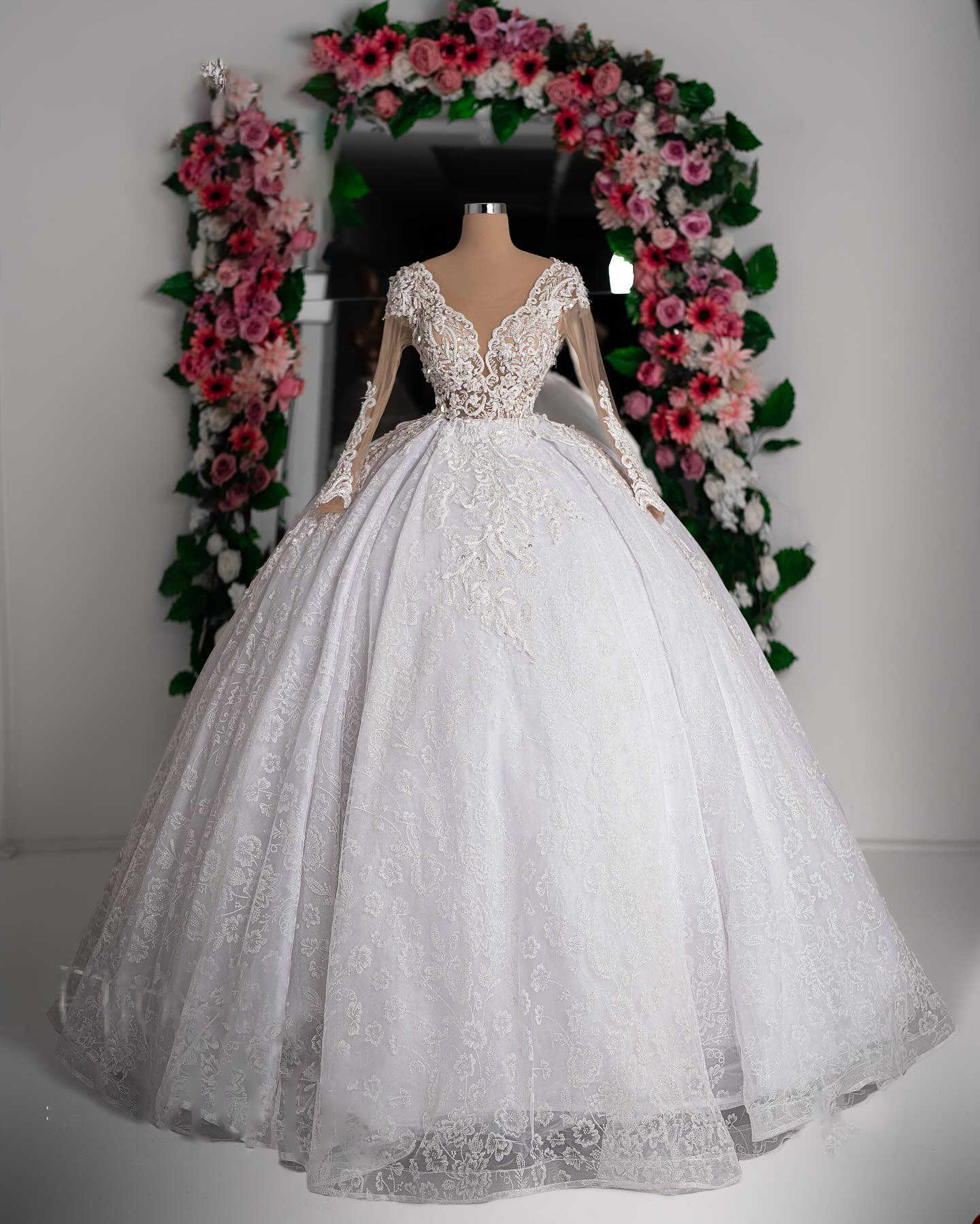 Classic A Line Wedding Dress For Women O Neck Long Sleeves Bridal Gown Lace Appliques Sweep Train Dresses Custom Made