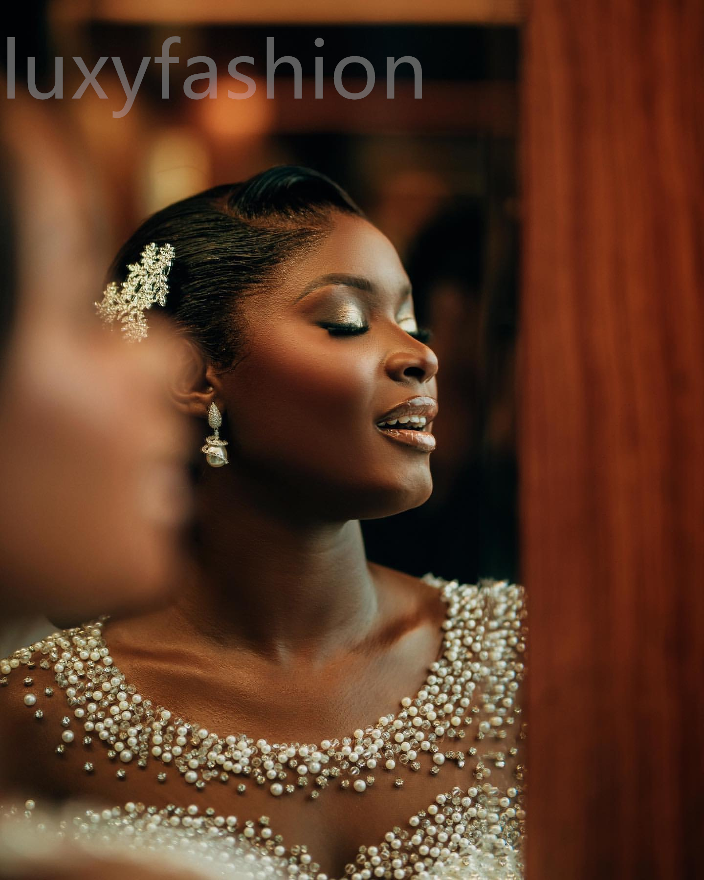 Aso Ebi 2024 Ivory Mermaid Wedding Dresses Beaded Crystals Satin Tiers Luxurious Sheer Neck Bridal Gowns Dress LF044