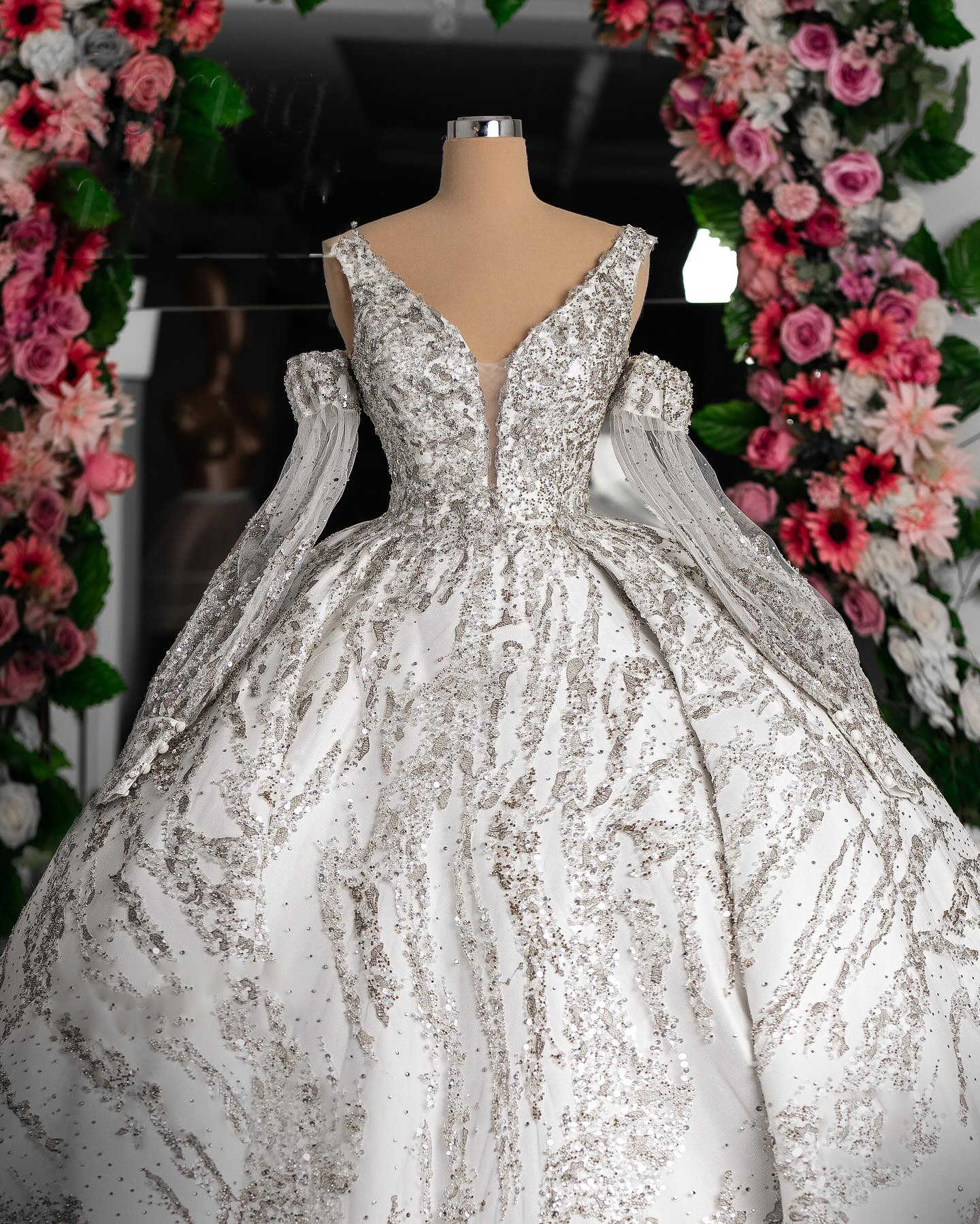 African Luxurious Ball Gown Wedding Dresses Full Beaded Lace Long Sleeve Bride Dress 3D Appliques Crystal Plus Size Bridal Gowns