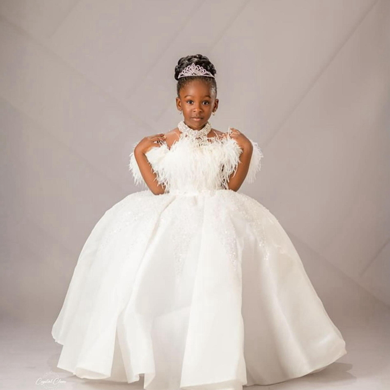 2024 Luxurious White Flower Girl Dresses Birthday Party Dress Illusion Feathered Halter Rhinestones Decorated Appliqued Lace Princess Ball Gown For Ma