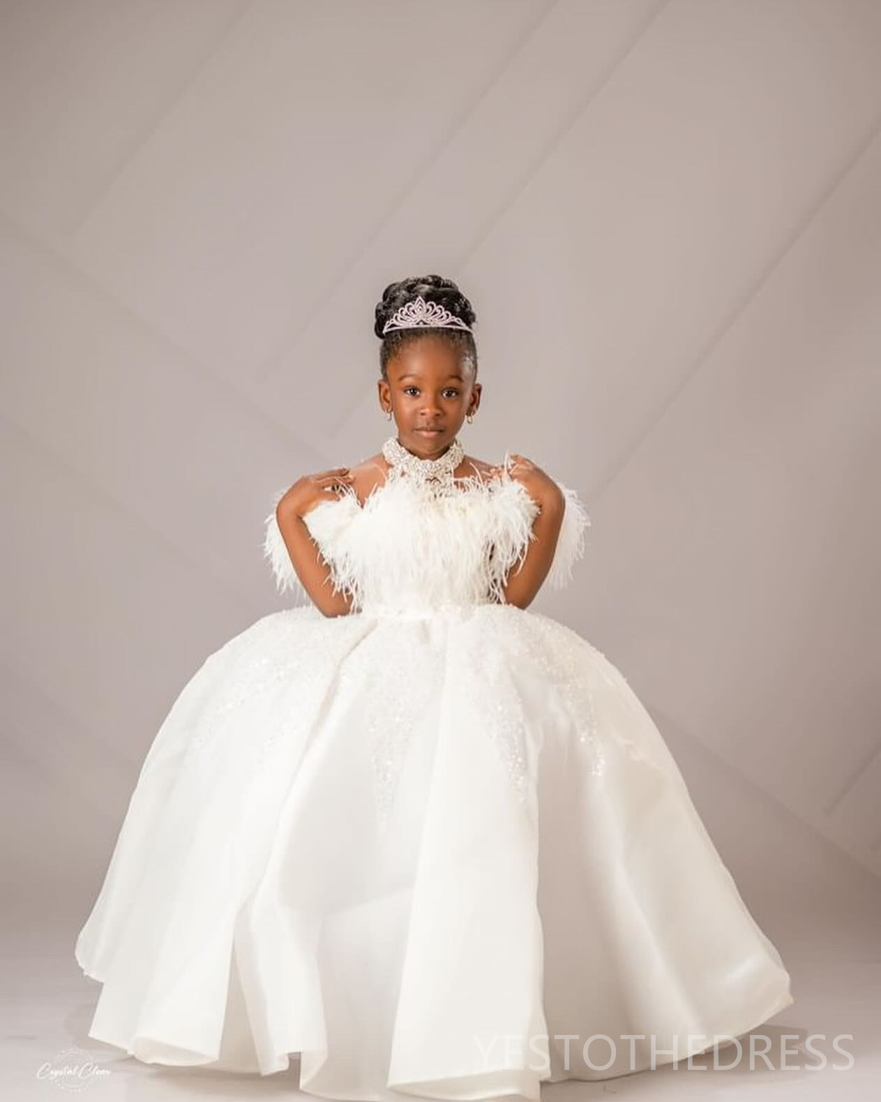 2024 Luxurious White Flower Girl Dresses Birthday Party Dress Illusion Feathered Halter Rhinestones Decorated Appliqued Lace Princess Ball Gown For Ma