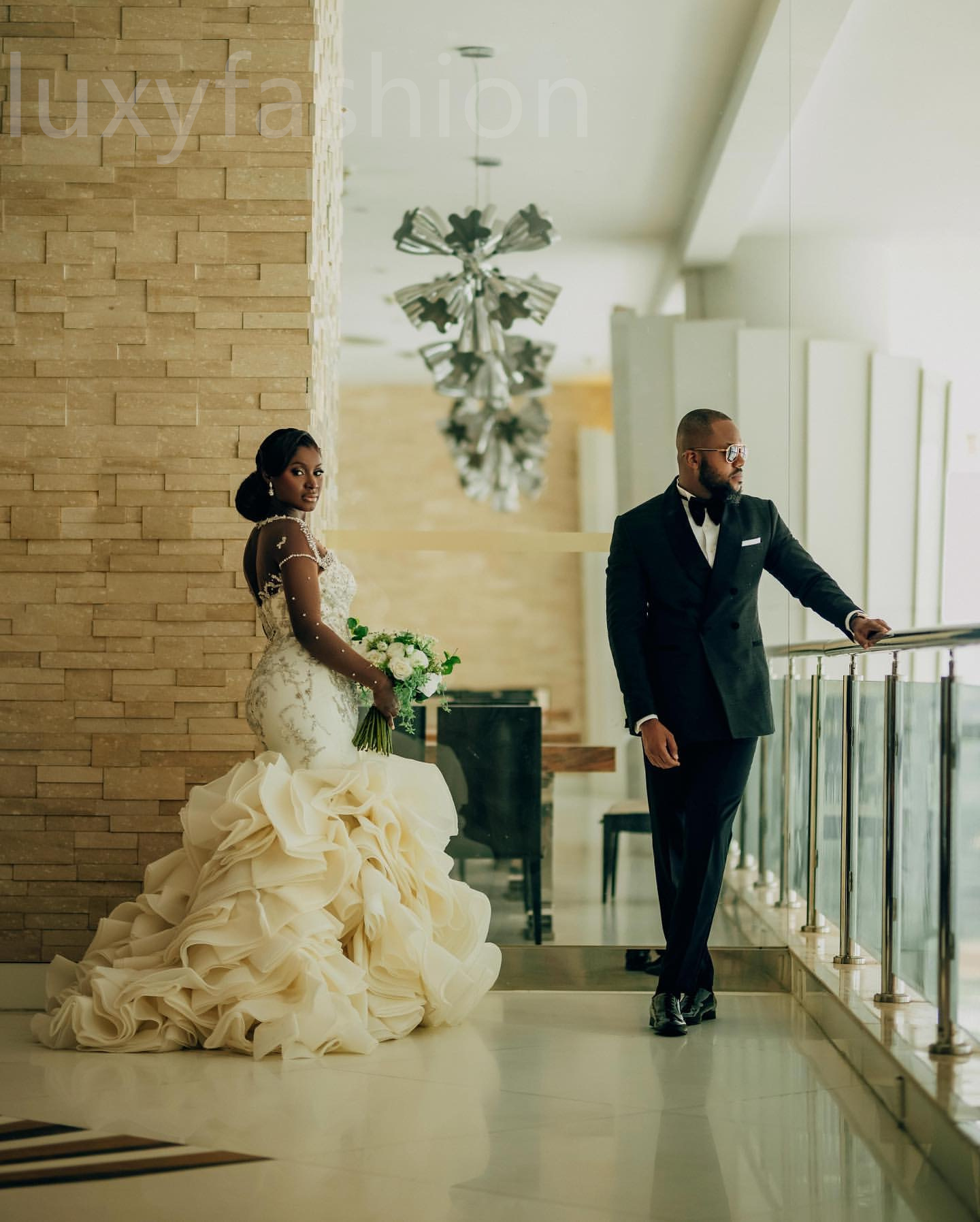 Aso Ebi 2024 Ivory Mermaid Wedding Dresses Beaded Crystals Satin Tiers Luxurious Sheer Neck Bridal Gowns Dress LF044