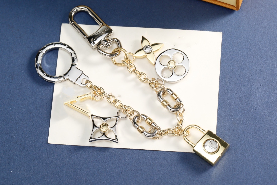designer keychain women V Letters designers keychain wallet llavero Car Key Chain Buckle jewelry Keyring Keychains bag chain Lanyards gold
