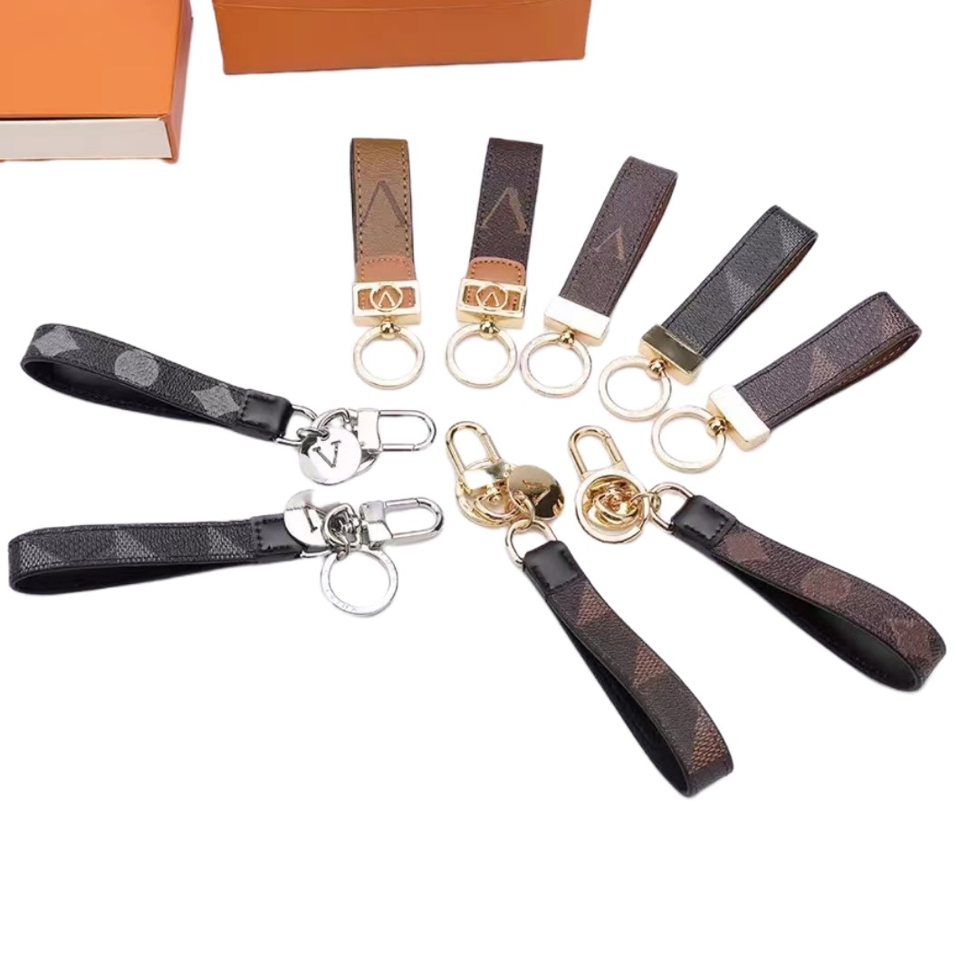designer keychains luxury mens keyring with gold plated buckle letters portachiavi bag charm lanyard pendant car leather classic keychain for women