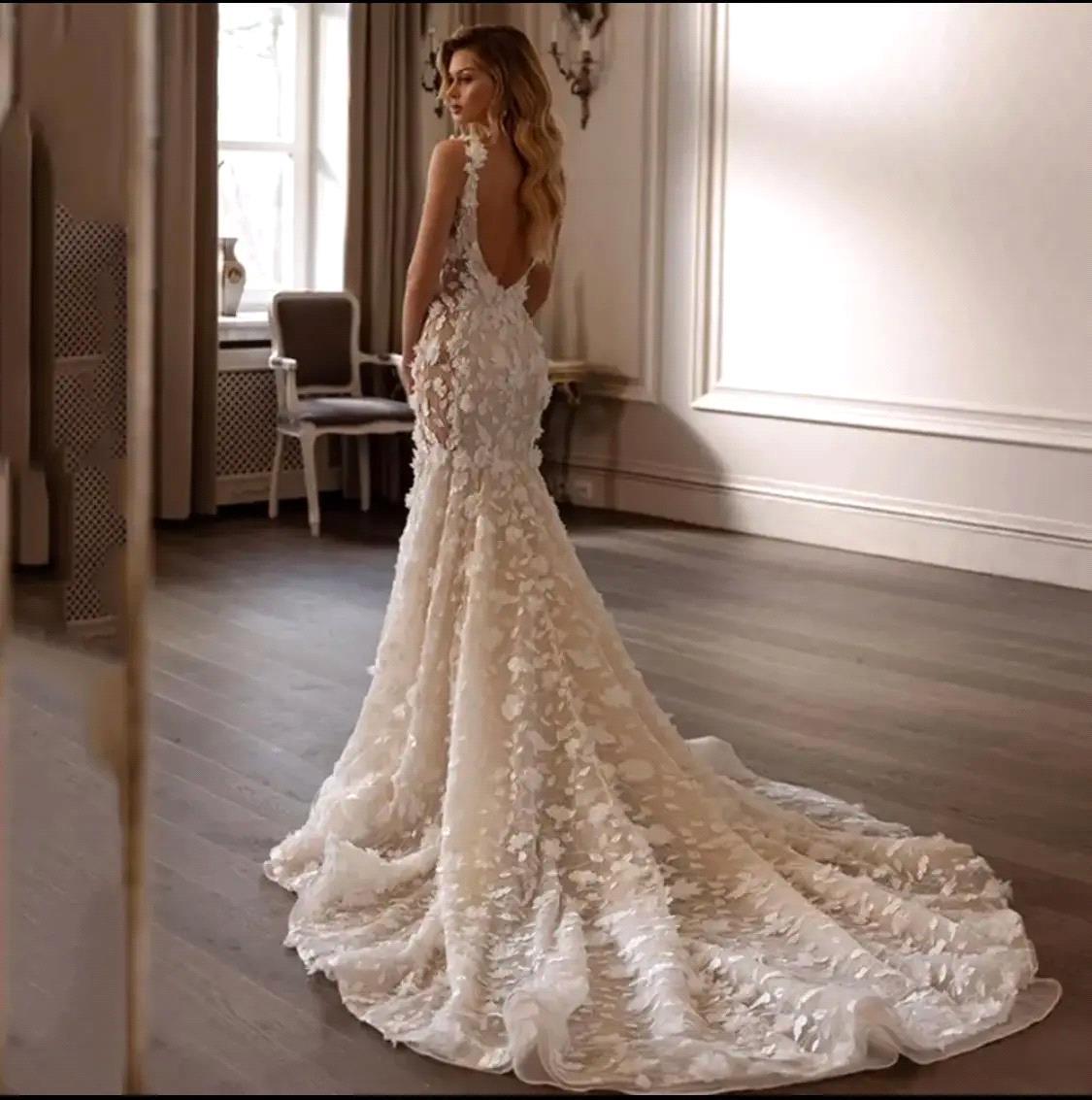 Amazing 3D Flowers lace Mermaid Wedding Dresses Sexy Open Back Spaghetti Straps Sweep Train Bridal Gowns For Western Garden Church Robes de mariage BC