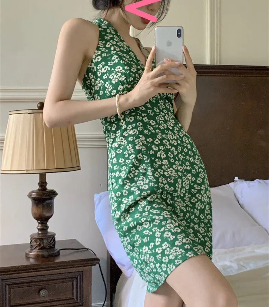 Summer Hong Kong Winds Sexy Vintage Female Summer V-neck Halter Floral A-line Skirt Wrap Buttocks Appear Thin Slip Dress 240518
