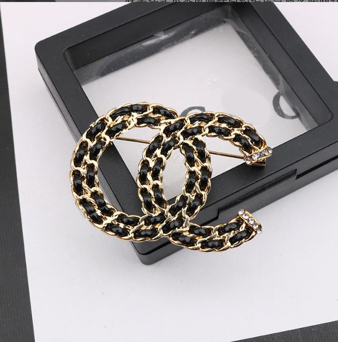 20style Wholesale Luxury Letter Leather Designer Brooches Women Suit Dress Pins Jewelry Accessories Party Gift