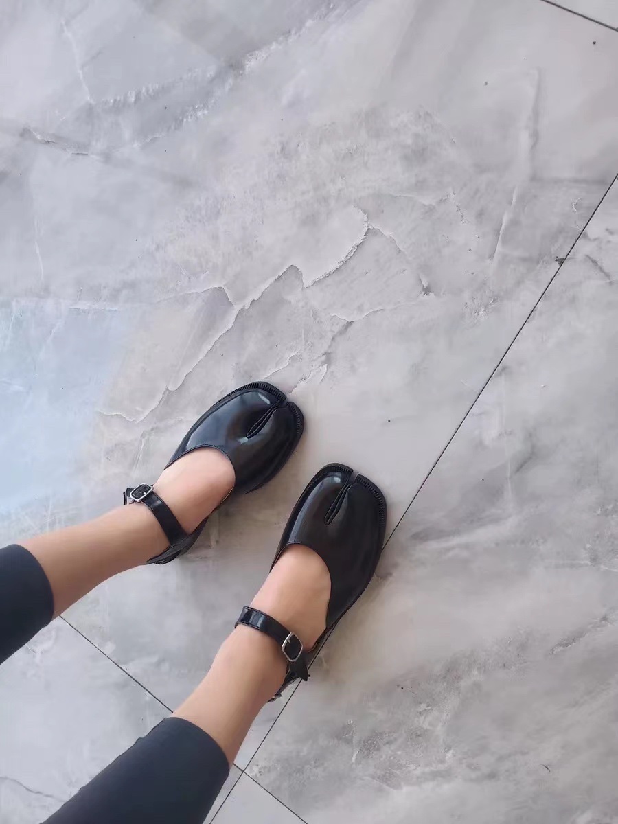 2024 New Design Women Flat Shoes Elegant Female Split Horse Toe Lady Sandals Tabi Female Moccasins Footwear Pig Toe Shoe B111