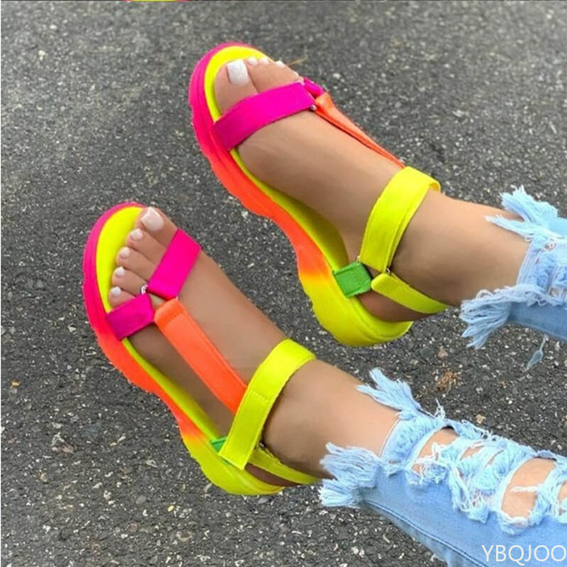 2025 Summer New Rainbow Color Flat Sandals Women Designers Outdoor Beach Opened Toe Shoes
