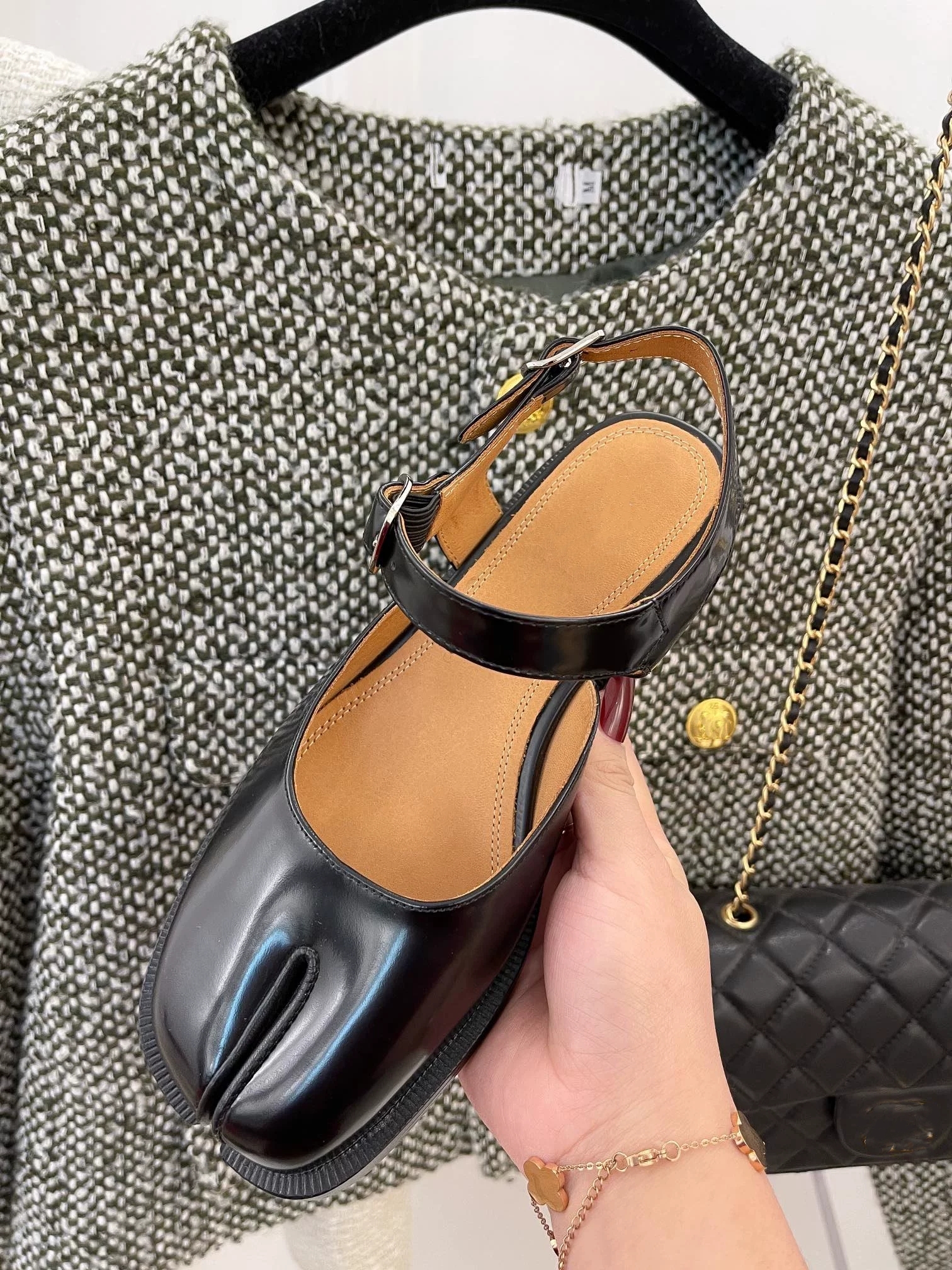 2024 New Design Women Flat Shoes Elegant Female Split Horse Toe Lady Sandals Tabi Female Moccasins Footwear Pig Toe Shoe B111