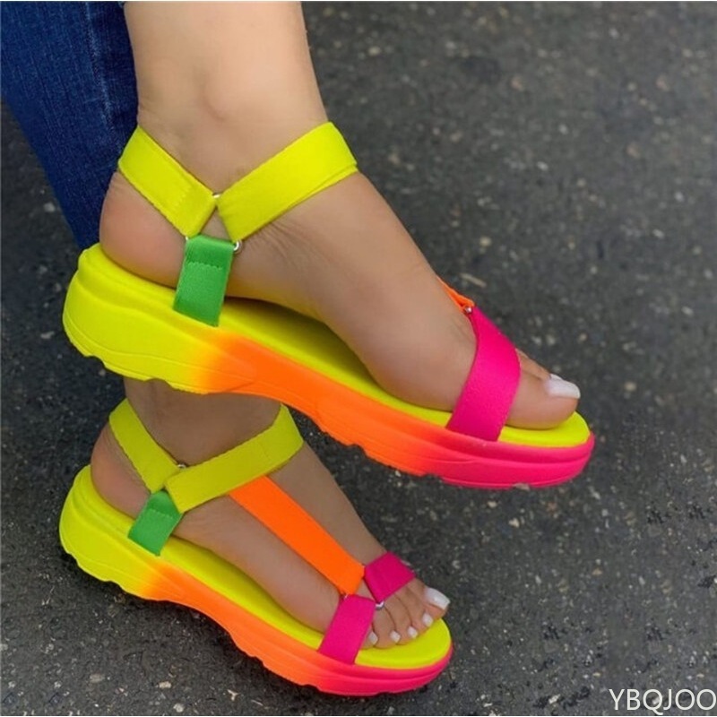 2025 Summer New Rainbow Color Flat Sandals Women Designers Outdoor Beach Opened Toe Shoes