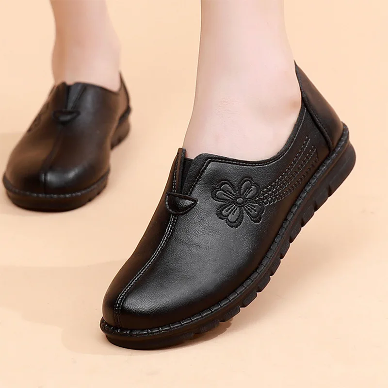 New Arrivals Vintage Leather Shoes Women Floral Print Flats Red Ladies Non-slip Loafers Elderly Comfortable Soft Sole Flat Shoes