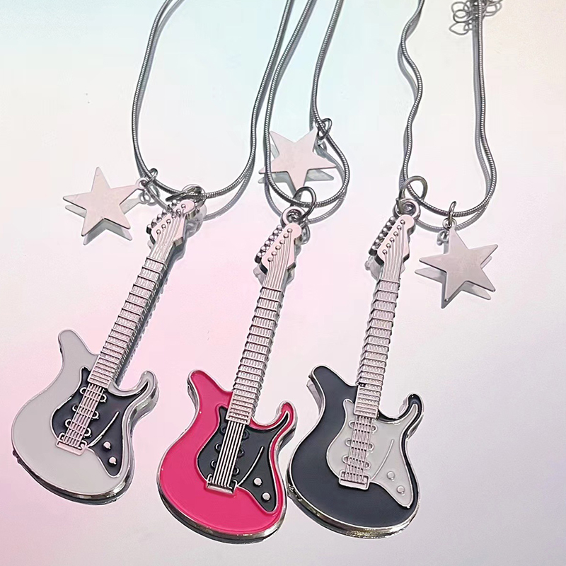 Grunge Pink Guitar Collana Chanath Cambino Gethe Geti Camina DI Giothe Natta PE…