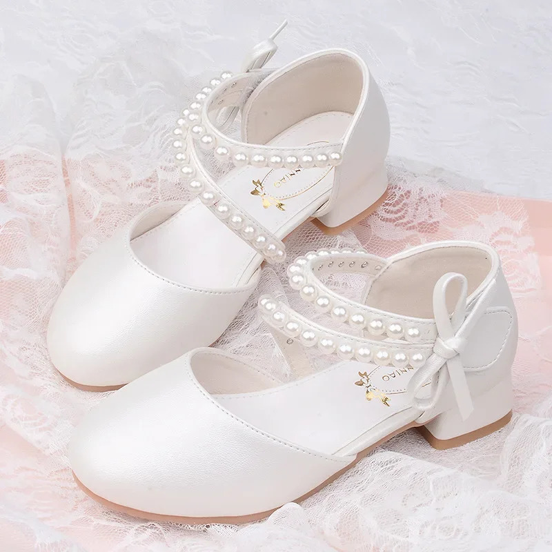 Spring and Summer Girls Princess Shoes Pearl Bow Childrens Party Dress Sandals Fashion Shoulder Straps Childrens Performance High Heels 240516