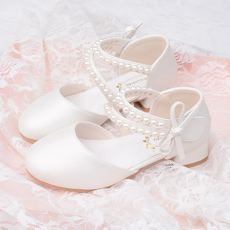 Spring and Summer Girls Princess Shoes Pearl Bow Childrens Party Dress Sandals Fashion Shoulder Straps Childrens Performance High Heels 240516