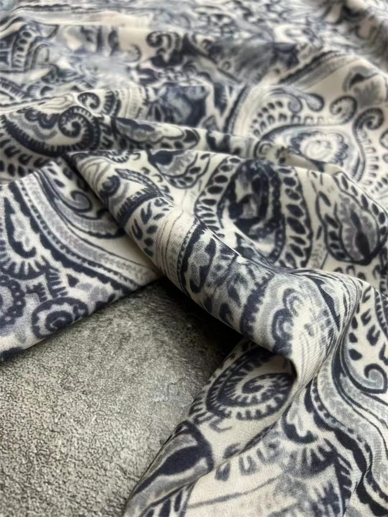 American European Counters and with The Same Vintage Printed Elastic Crepe De Chine Fabric High Grade Clothing Satin Material smile