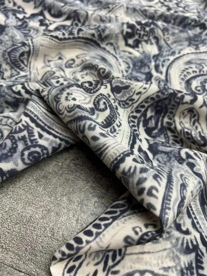 American European Counters and with The Same Vintage Printed Elastic Crepe De Chine Fabric High Grade Clothing Satin Material smile