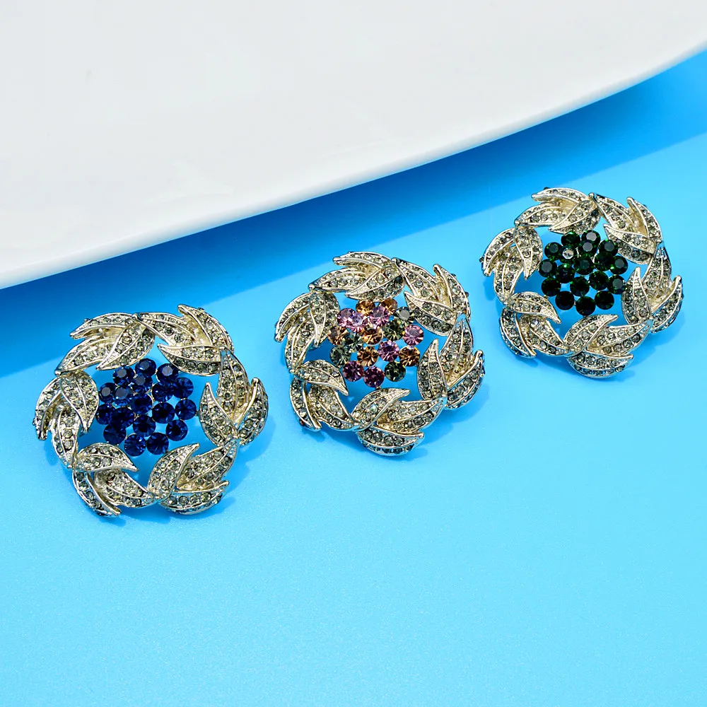 Beautiful Rhinestone CINDY XIANG Flower Brooches For Women 3 Colors Available Sweater Coat Pin Suit Jewelry Spring New Arrival smile