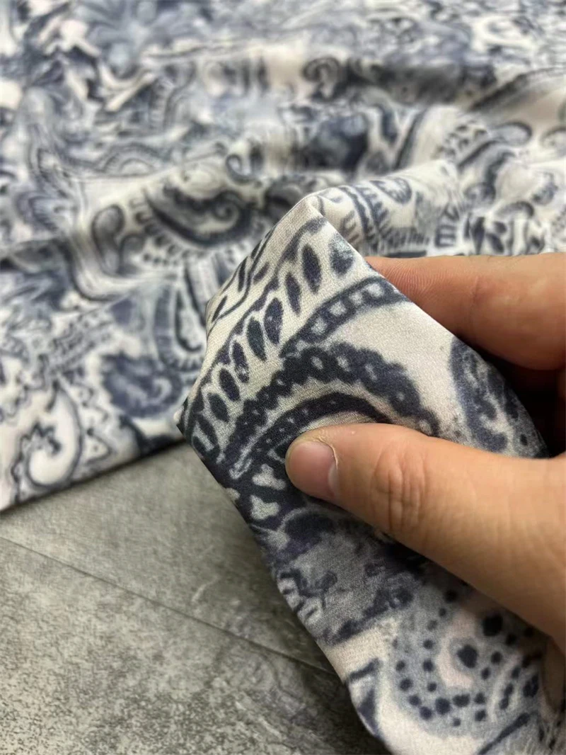 American European Counters and with The Same Vintage Printed Elastic Crepe De Chine Fabric High Grade Clothing Satin Material smile