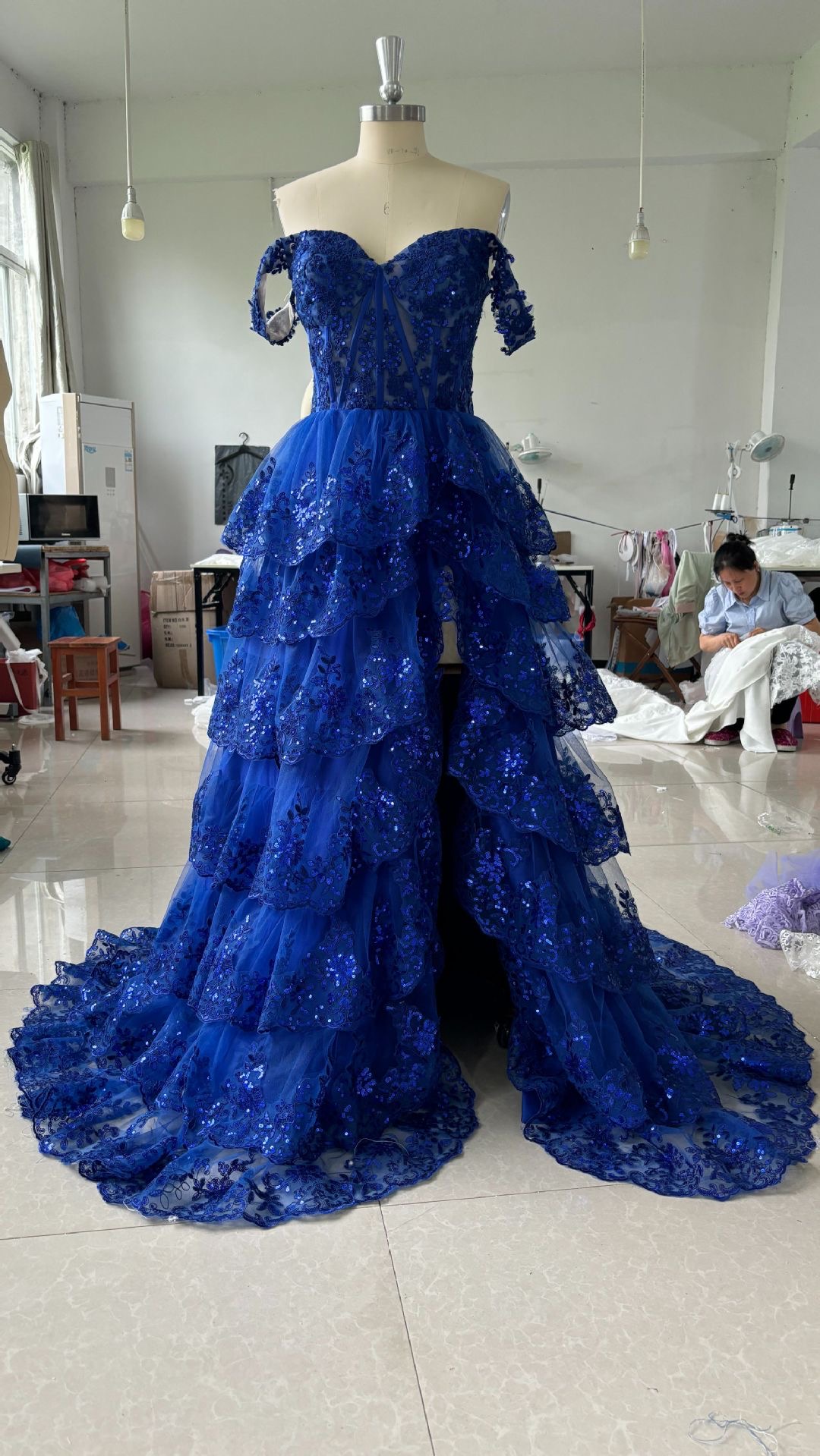 2025 Elegant royal blue Lace Mother Of The Bridees Long sequined off shoulder Wedding Guest Gowns sexy side split Plus Size Groom Mom Formal Evening P
