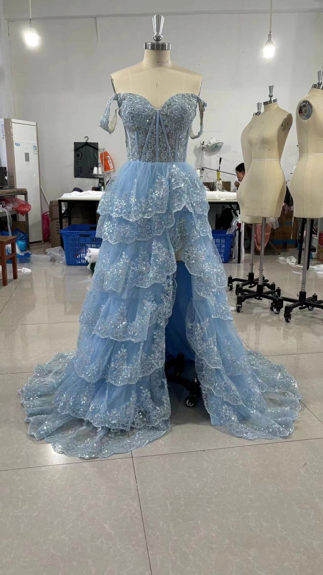 2025 Elegant royal blue Lace Mother Of The Bridees Long sequined off shoulder Wedding Guest Gowns sexy side split Plus Size Groom Mom Formal Evening P