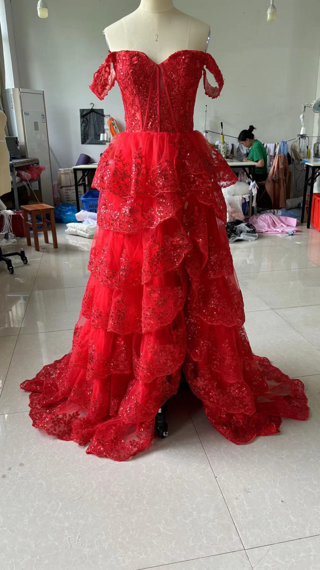2025 Elegant royal blue Lace Mother Of The Bridees Long sequined off shoulder Wedding Guest Gowns sexy side split Plus Size Groom Mom Formal Evening P