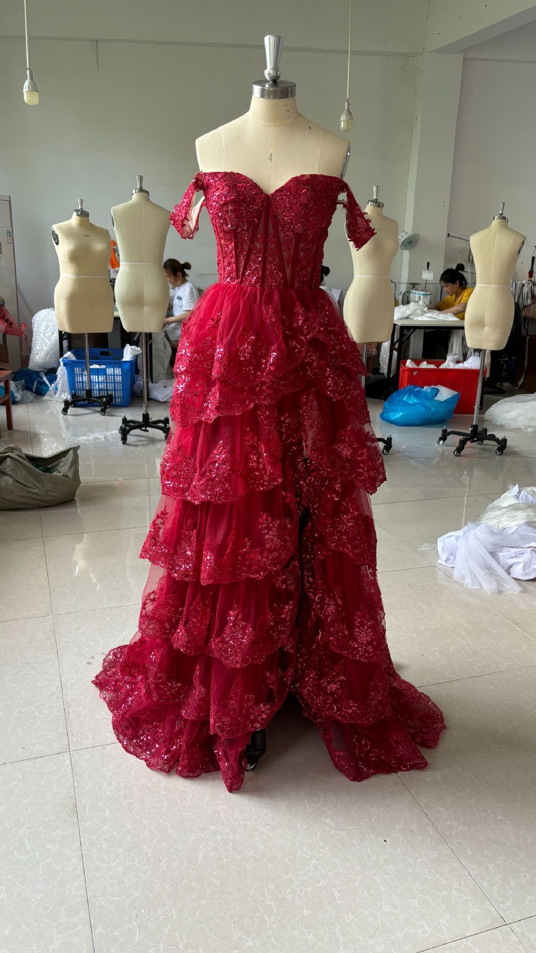 2025 Elegant royal blue Lace Mother Of The Bridees Long sequined off shoulder Wedding Guest Gowns sexy side split Plus Size Groom Mom Formal Evening P