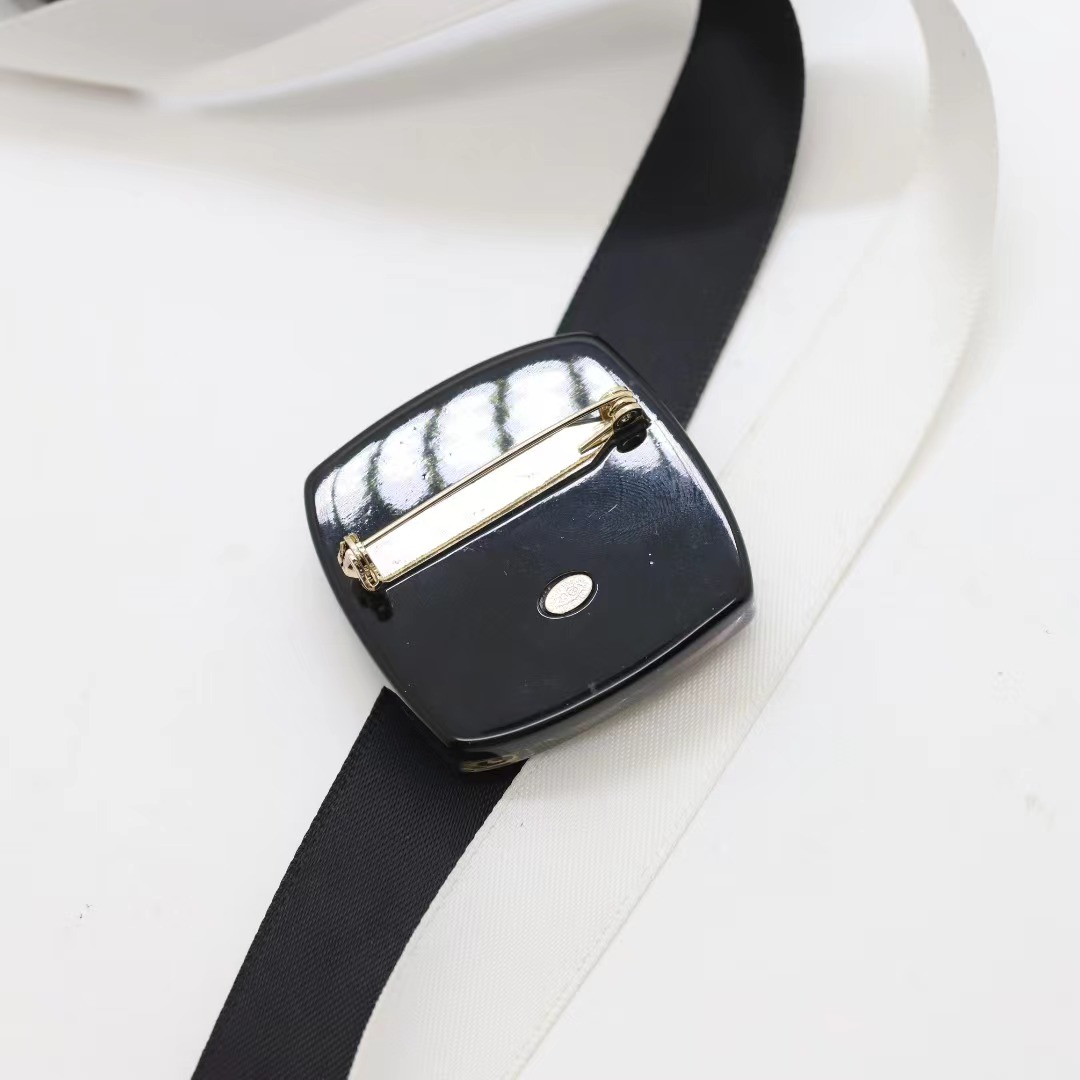 Luxury Men Women Pins Brooch Acrylic Yellow Gold Plated Bling Letter Brooches Pins for Men Women Suite Dress Lapel Pins