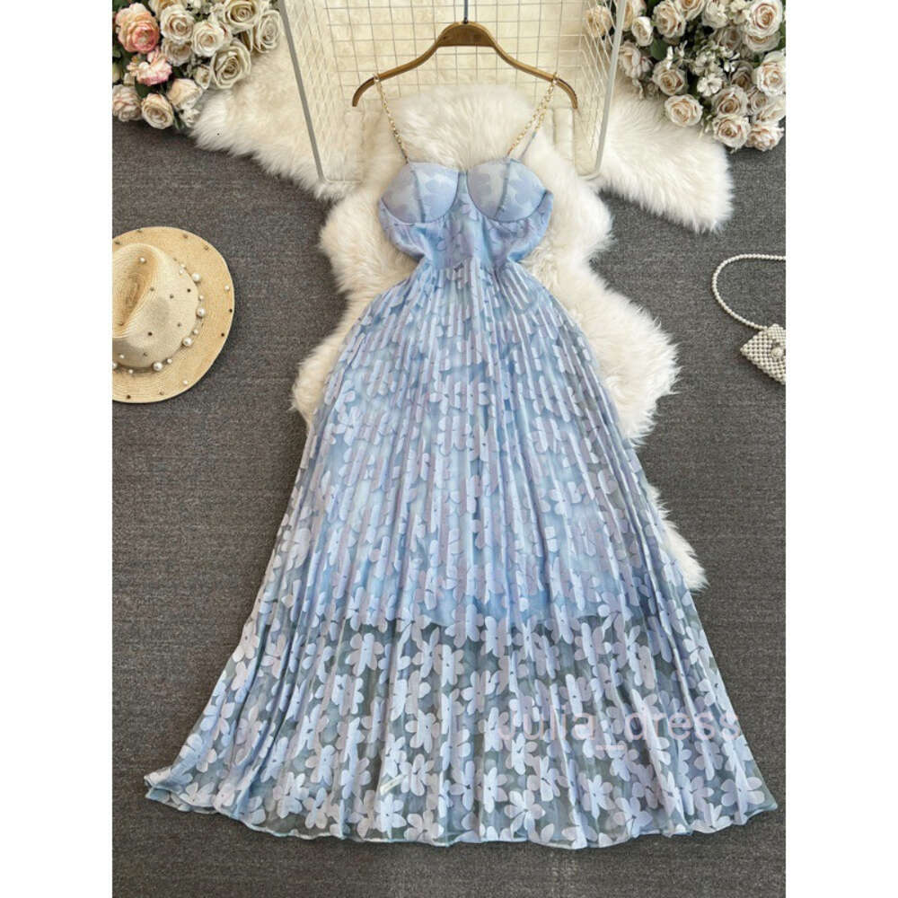 High end light luxury and socialite temperament with chest pads strapping waist reduction slimming effect. Mid length A-line pleated lace dress