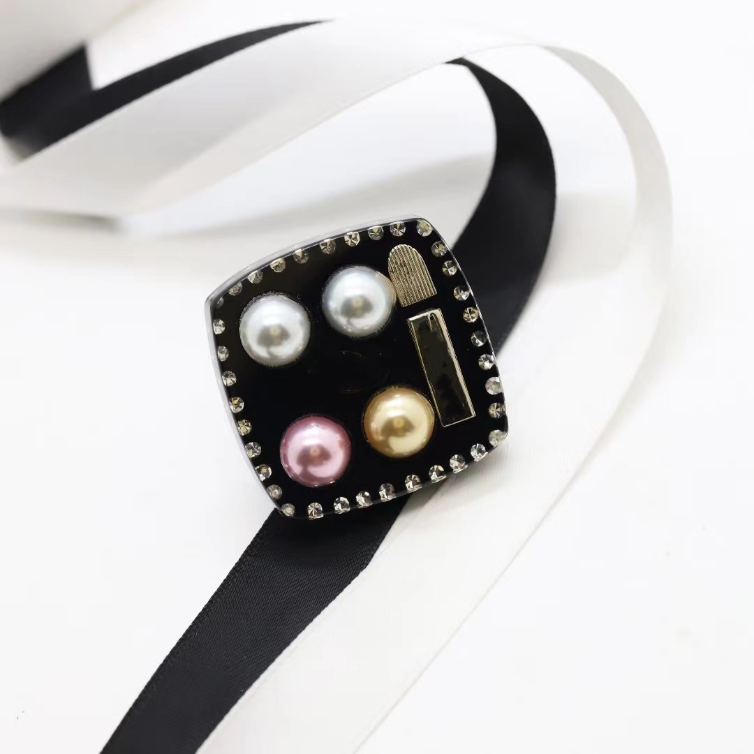 Luxury Men Women Pins Brooch Acrylic Yellow Gold Plated Bling Letter Brooches Pins for Men Women Suite Dress Lapel Pins