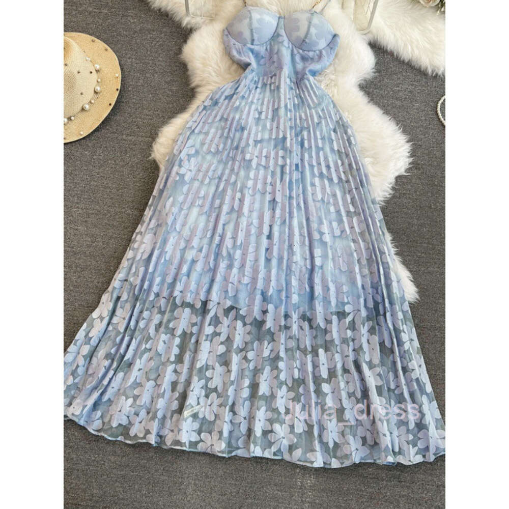 High end light luxury and socialite temperament with chest pads strapping waist reduction slimming effect. Mid length A-line pleated lace dress