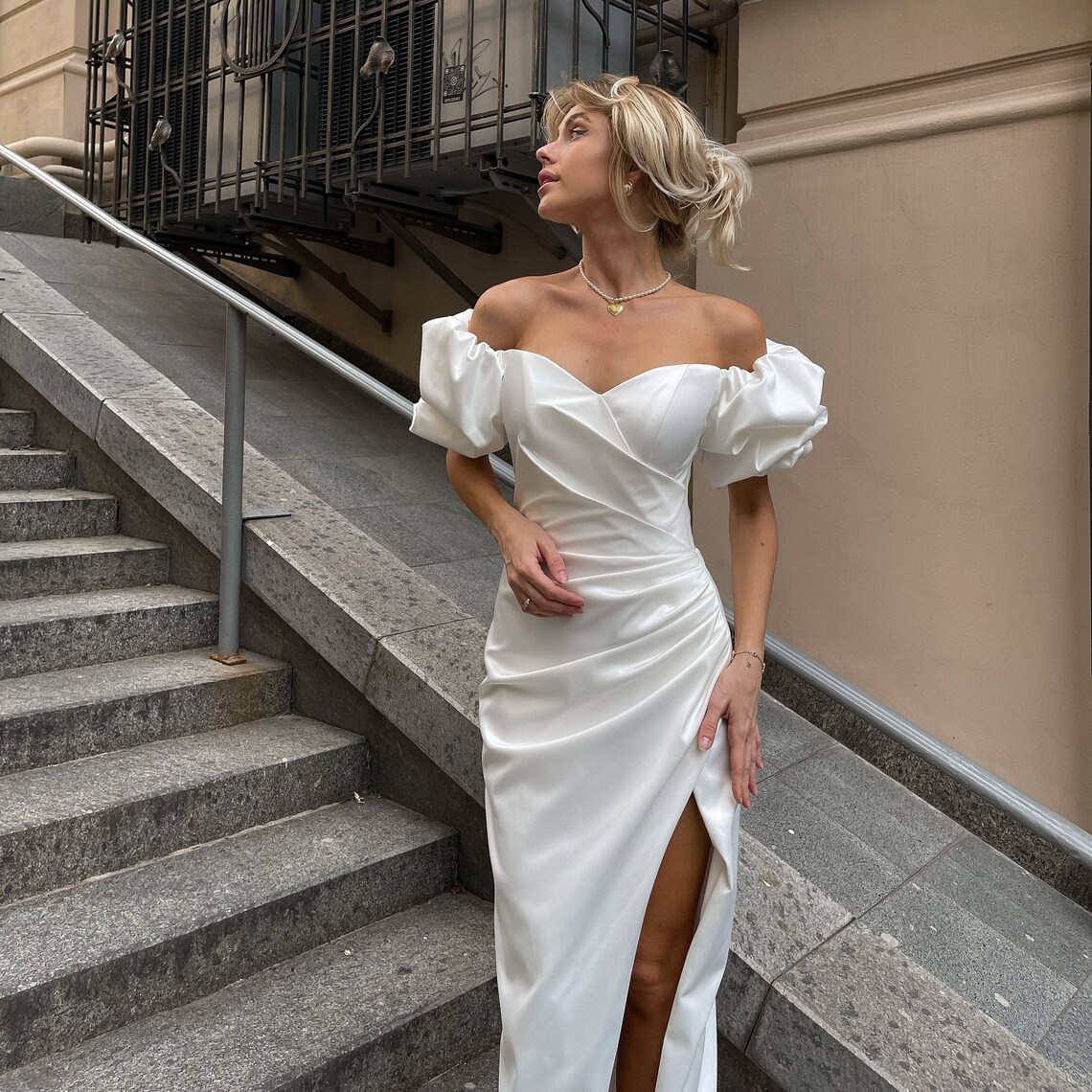 Short Removeable Puff Sleeves Pleat Sweethart Satin Sheath Wedding Dresses Side Slit Custom Custom Made Rode De Morrie