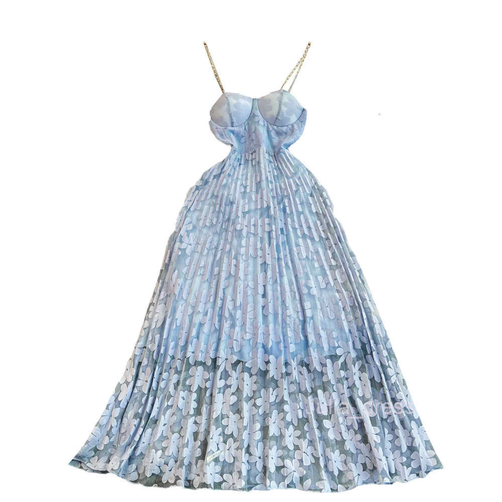 High end light luxury and socialite temperament with chest pads strapping waist reduction slimming effect. Mid length A-line pleated lace dress