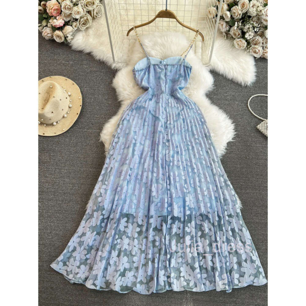High end light luxury and socialite temperament with chest pads strapping waist reduction slimming effect. Mid length A-line pleated lace dress