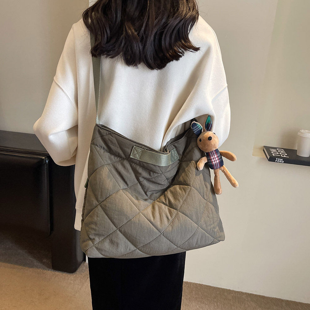Quilted Tote Bag for Women Winter Padded Down Hobo Bag with Pendant Puffy Crossbody Bag Cute Puffer Handbag Female Sling Bags