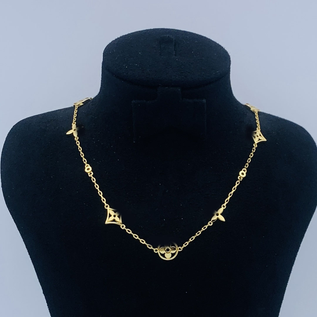 Designer Pendant Necklace Elegant Brand Letter Clover Star Flower Charm Necklace 18K Silver 925 Gold Plated Chain Choker For Woman Mens Party Fashion Jewelry Gift