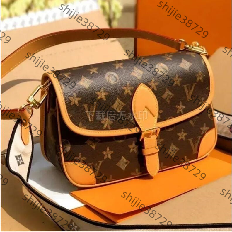 Fashion Designer Bags Shoulder Bag Tote Real Leather Luxury Old Flower Diane Baguette Large Capacity Canvas Strap Embossed Letters Colorful
