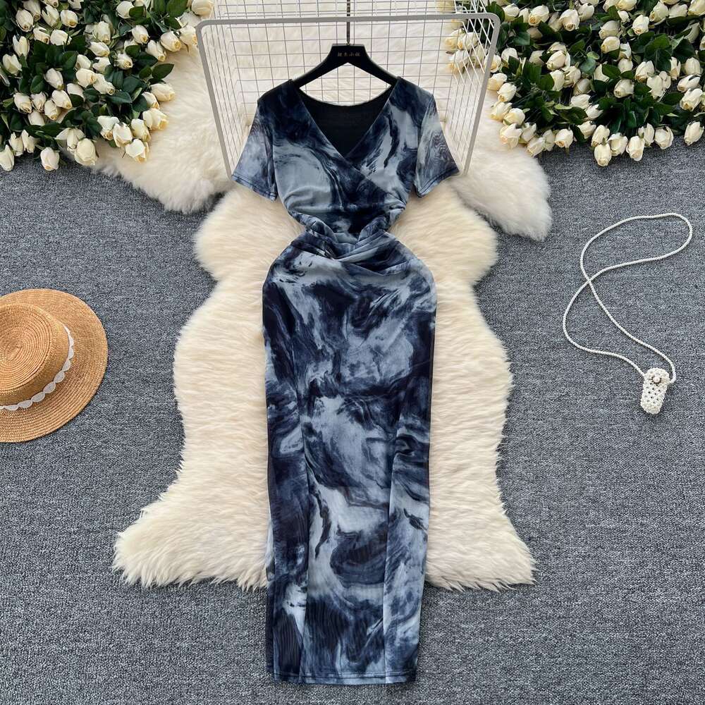 Light luxury and high-end feeling halo dyed V-neck dress womens summer waist closure slimming design unique and unique temperament long skirt