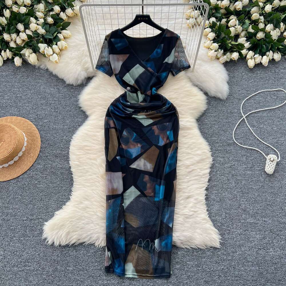 Light luxury and high-end feeling halo dyed V-neck dress womens summer waist closure slimming design unique and unique temperament long skirt