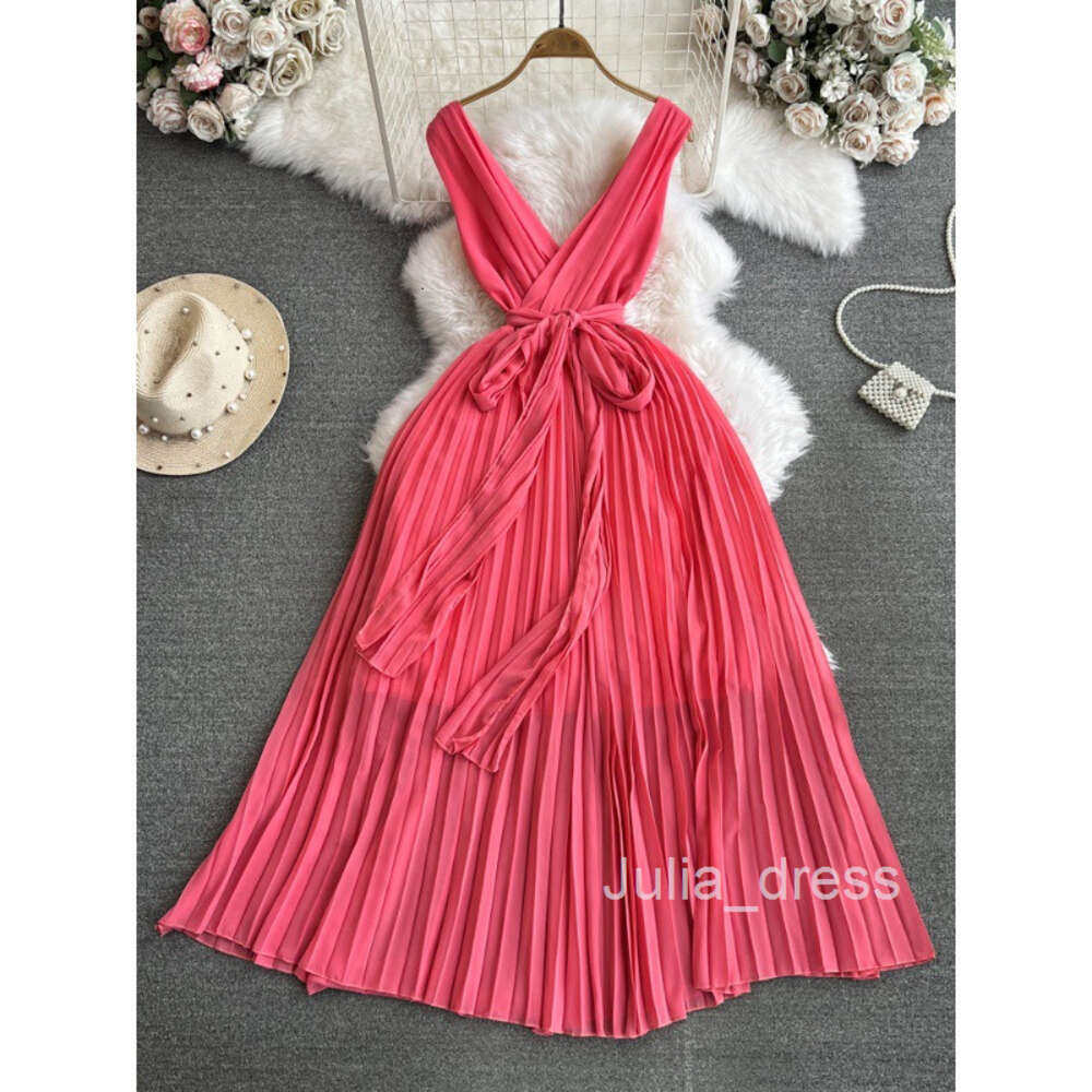 High end light luxury socialite temperament sleeveless V-neck waistband slim A-line pleated dress seaside vacation long dress