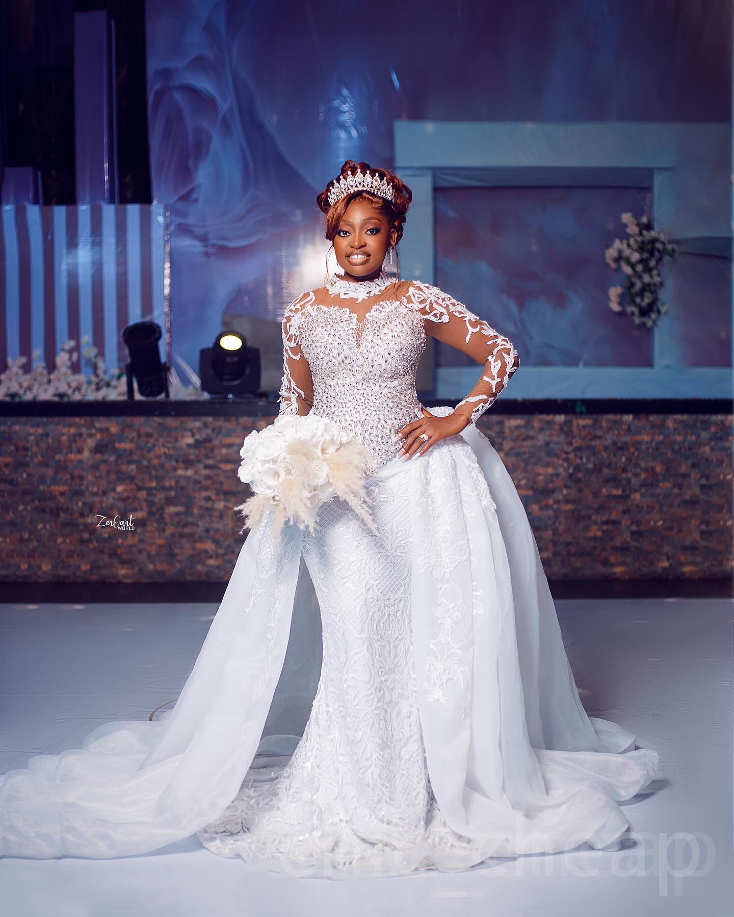 2024 Arabic Aso Ebi Plus Size White Lace Mermaid Wedding Dress Beaded Crystals Vintage Bridal Gowns Dresses ZJ202