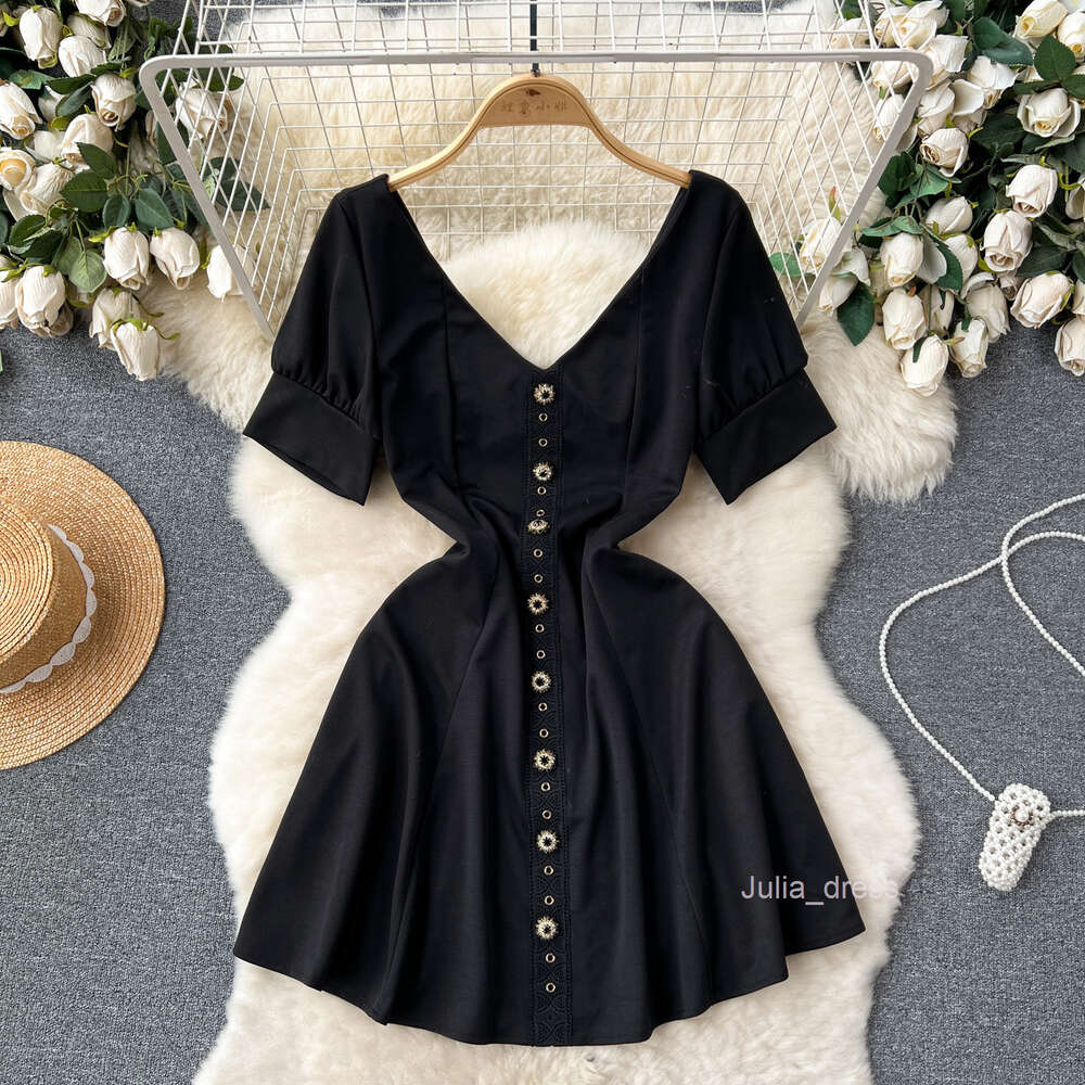 French formal attire can be worn on weekdays as a party socialites elegant dress. Hepburn style waist cinched bubble sleeved small black dress