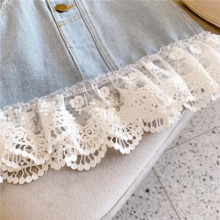 Girls denim skirt 2024 childrens fashion lace patchwork denim skirt baby sweet loose short skirt childrens clothing 240531