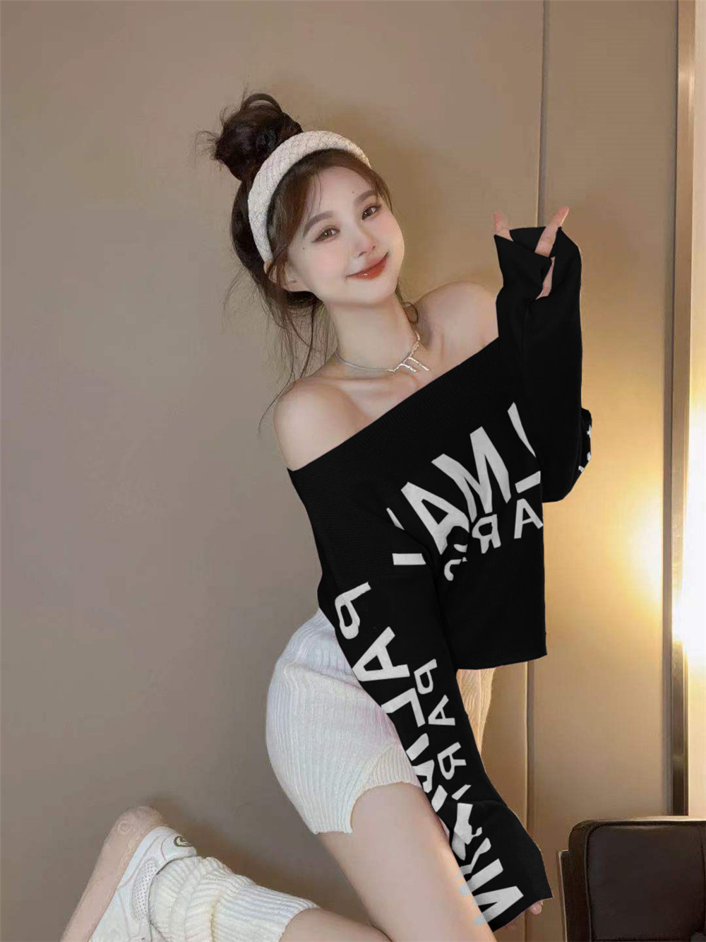 Autumn and winter new niche single shoulder short knit shirt, loose meat blocking long sleeved top, designer women's clothing