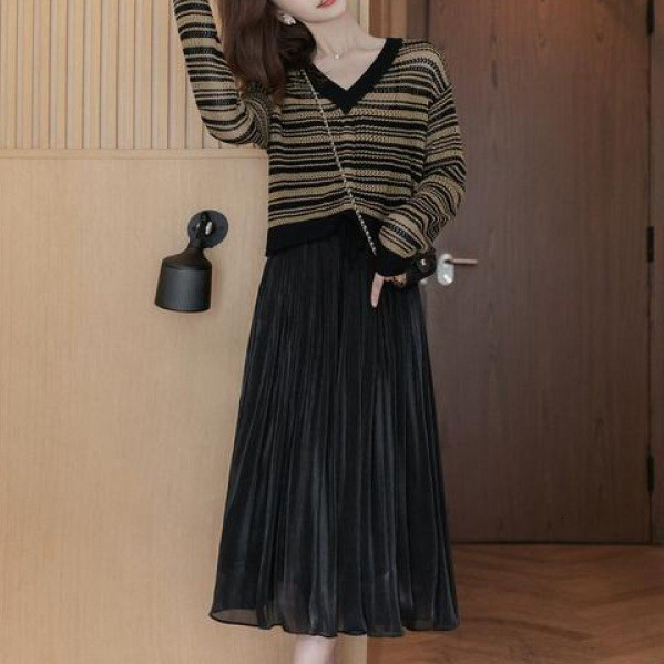 Fashion V-neck striped sweater women in early autumn 2023, new lazy style hollow out knitted top for women's clothing