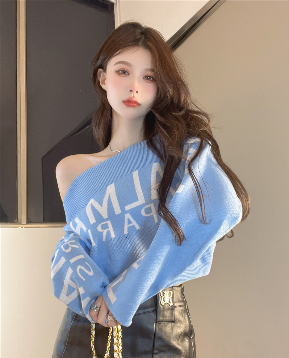 Autumn and winter new niche single shoulder short knit shirt, loose meat blocking long sleeved top, designer women's clothing