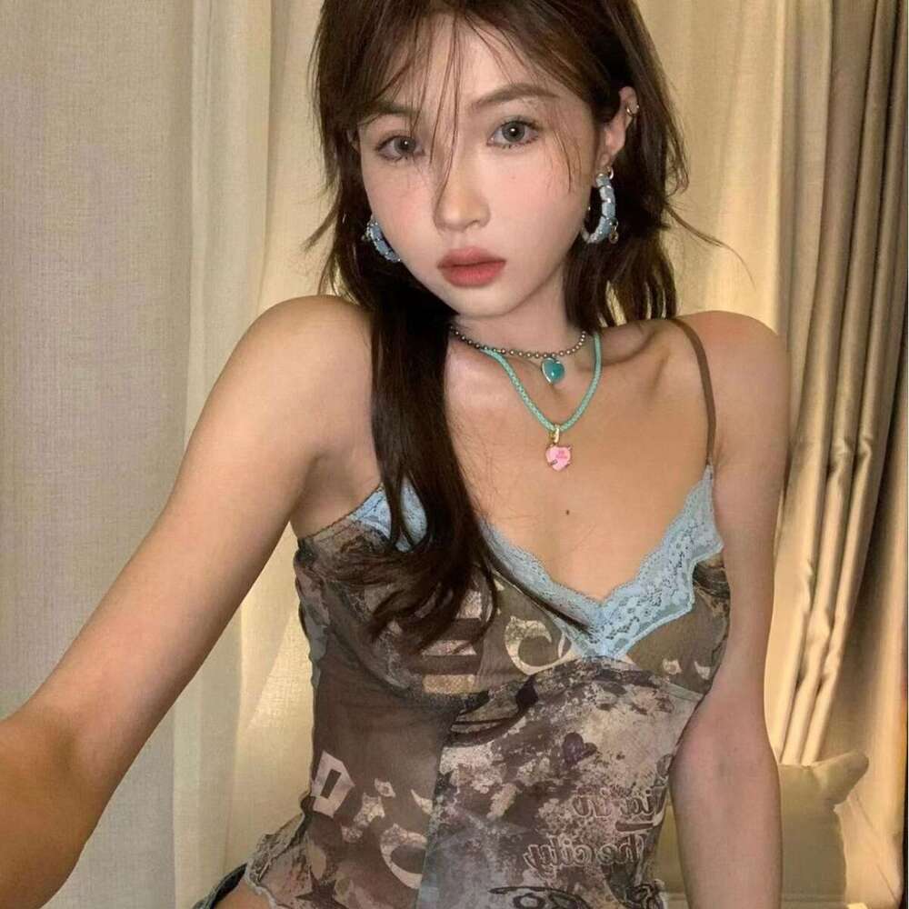 Qi Duo 2024 New Spicy Girl Sexy Beauty Slim Fit Open Back Suspended Printed Millennium Micro Transparent Tank Top