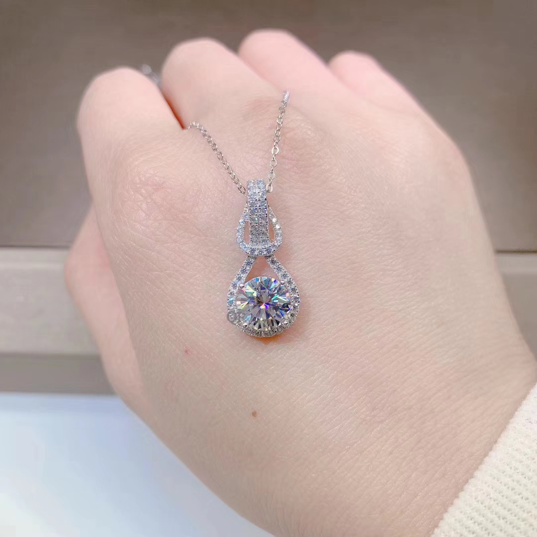 1CT Choucong Brand Lover Pendant Luxury Jewelry 925 Sterling Silver Round Cut White Moissanite Diamond Gemstones Party Women Party Wedding Clavicle Ne