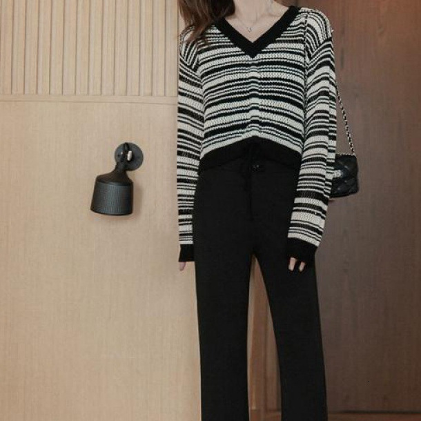 Fashion V-neck striped sweater women in early autumn 2023, new lazy style hollow out knitted top for women's clothing